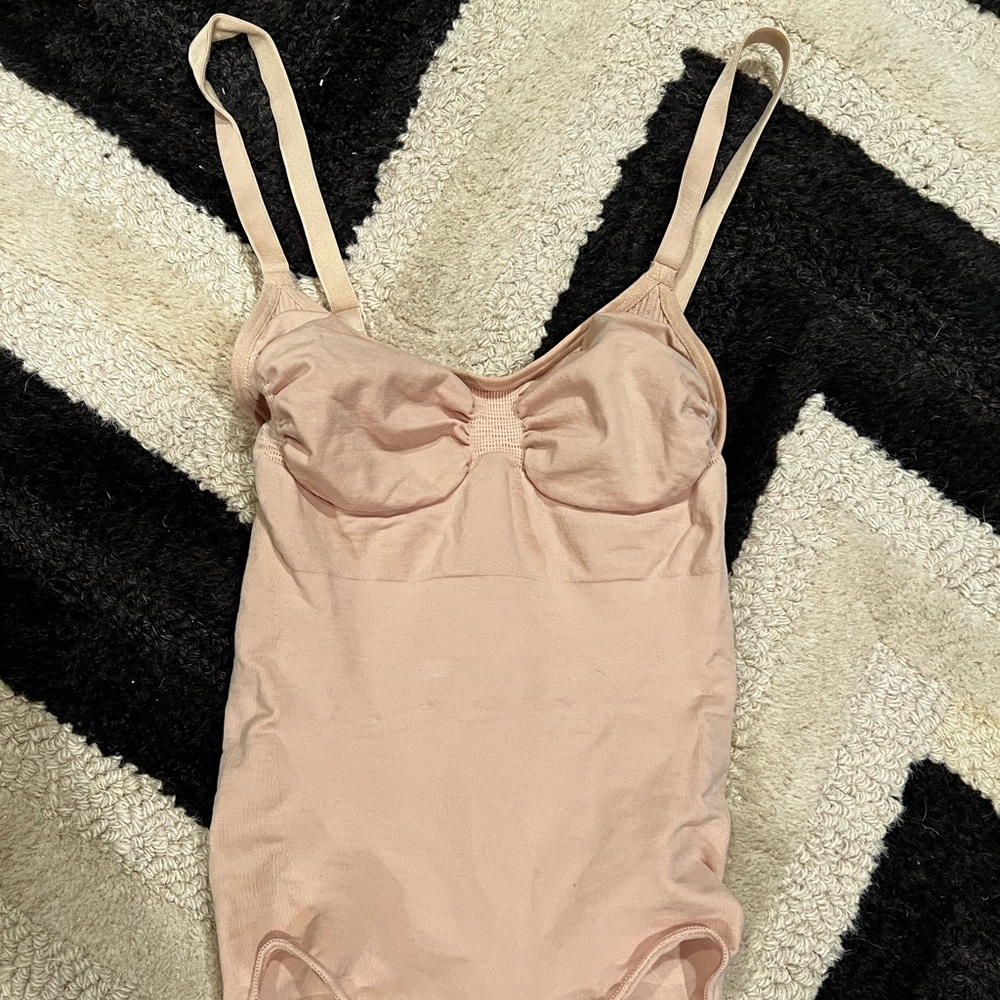 Skims Sculpting Bodysuit with Snaps *Never Worn*